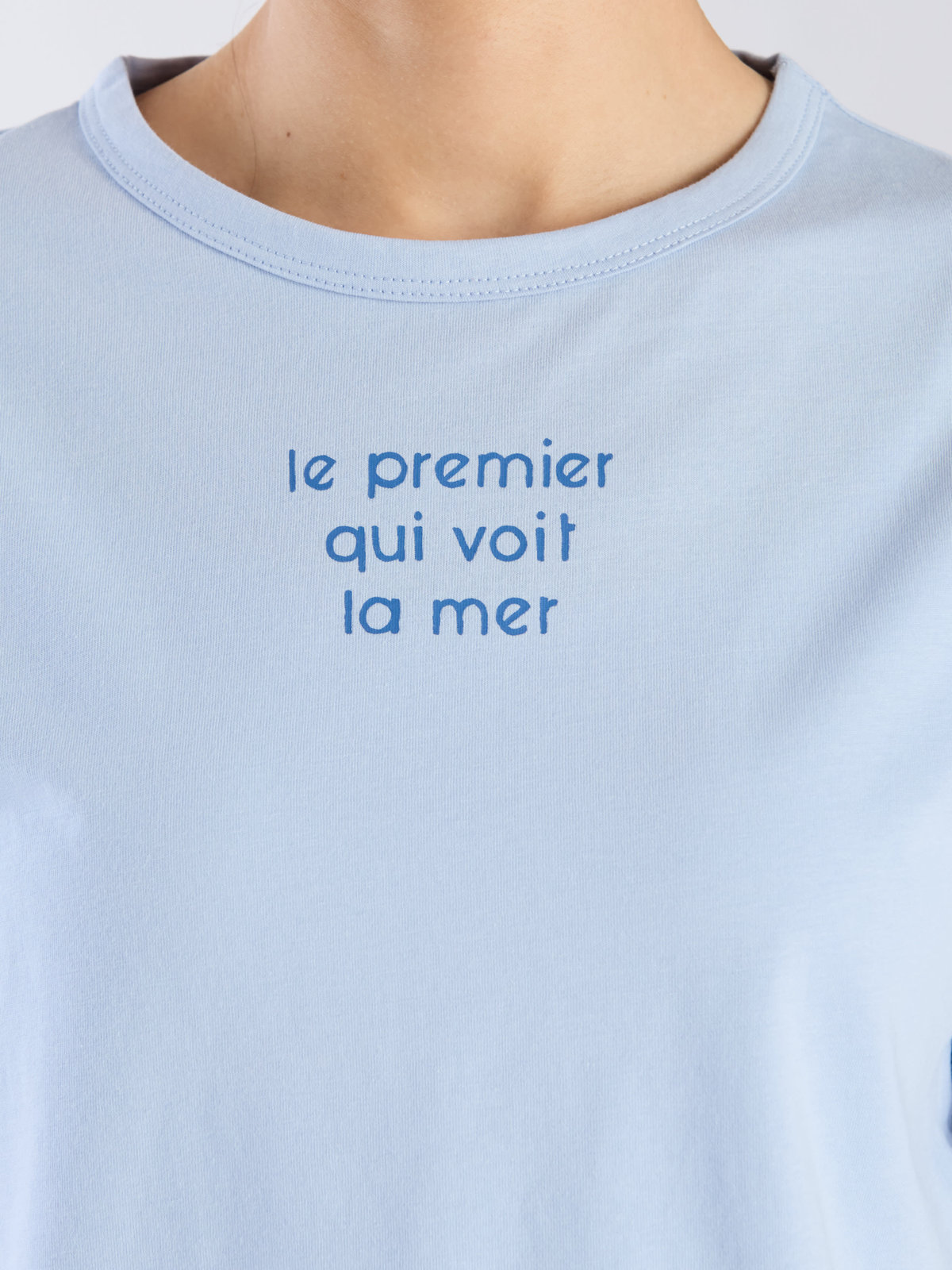 To b. by agnès b. 【Outlet】メッセージ プリント 半袖 Tシャツ "Le premier qui voit la mer" ライトブルー