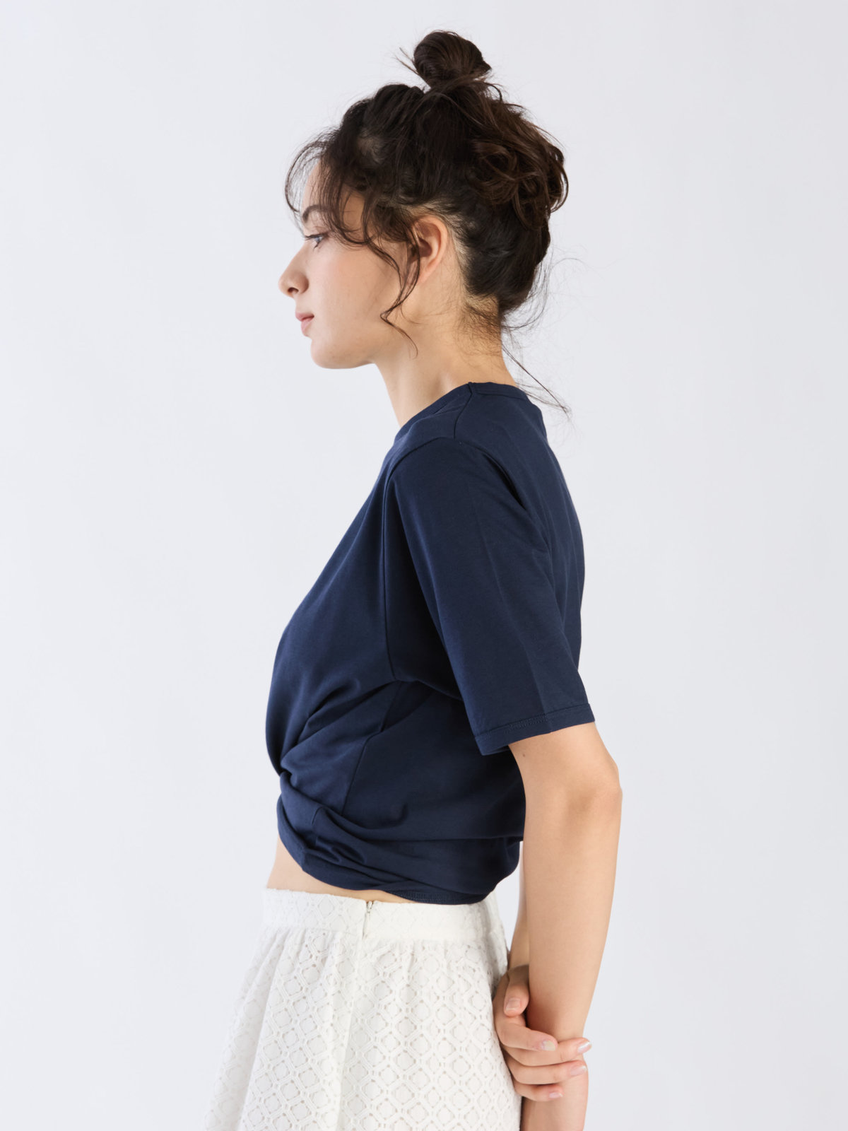 To b. by agnès b. 【Outlet】メッセージ プリント 半袖 Tシャツ "Le premier qui voit la mer" ネイビー