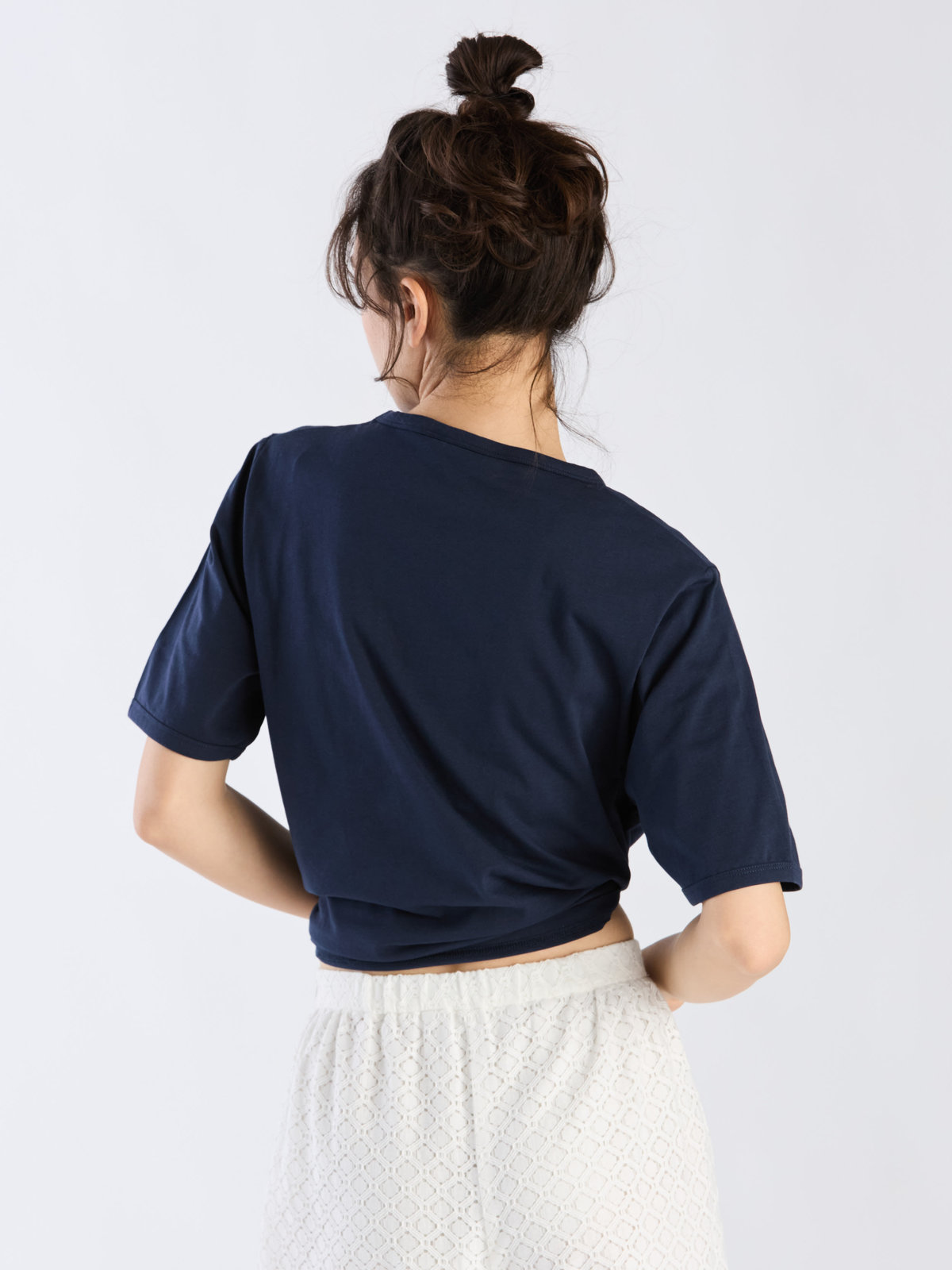 To b. by agnès b. 【Outlet】メッセージ プリント 半袖 Tシャツ "Le premier qui voit la mer" ネイビー
