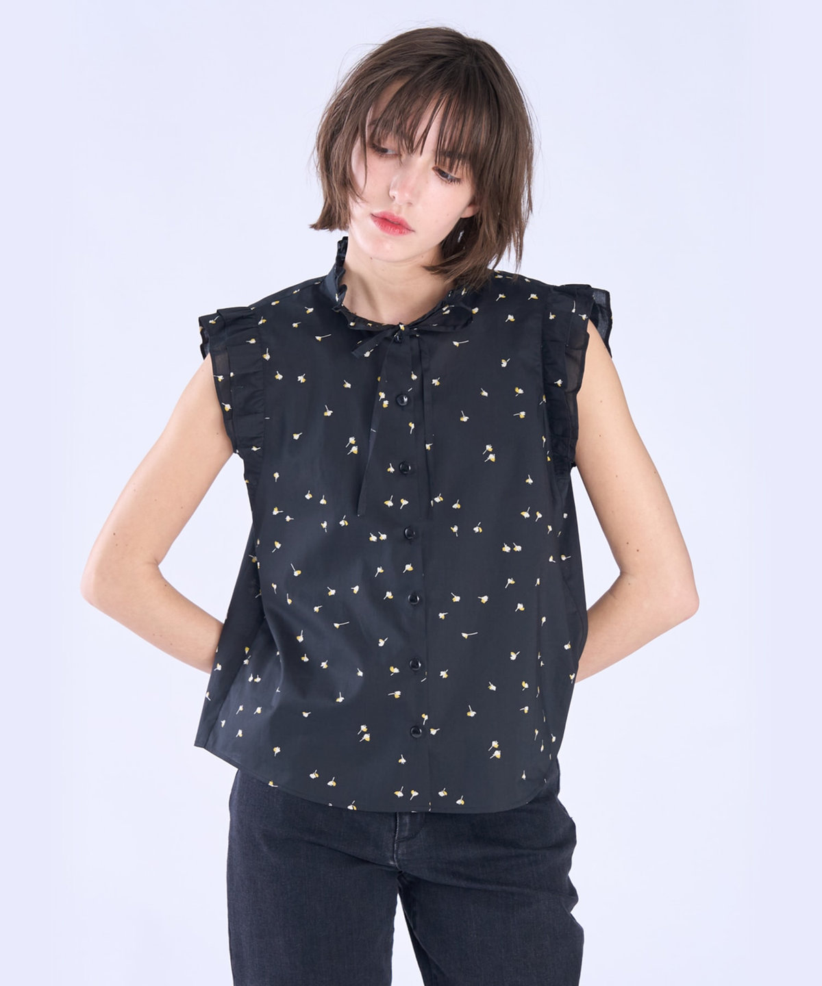 To b. by agnès b. ミニフラワー コットン ノースリーブ フリル ブラウス ブラック