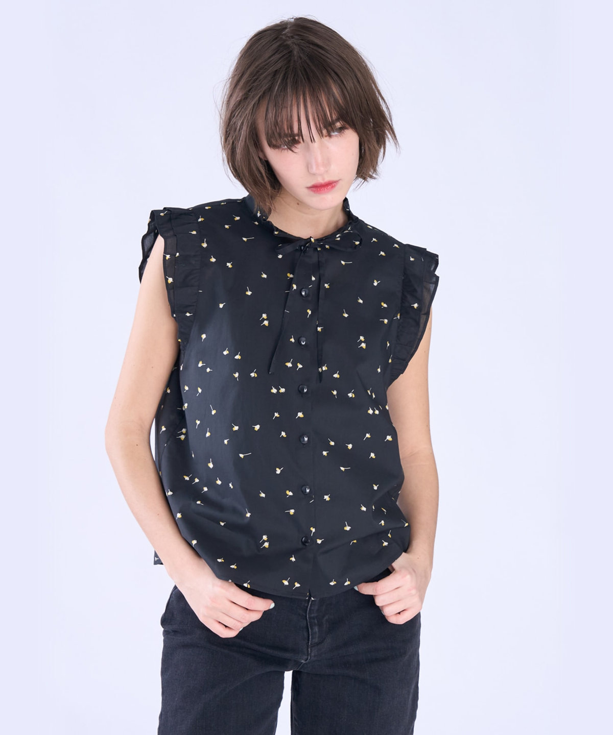 To b. by agnès b. ミニフラワー コットン ノースリーブ フリル ブラウス ブラック