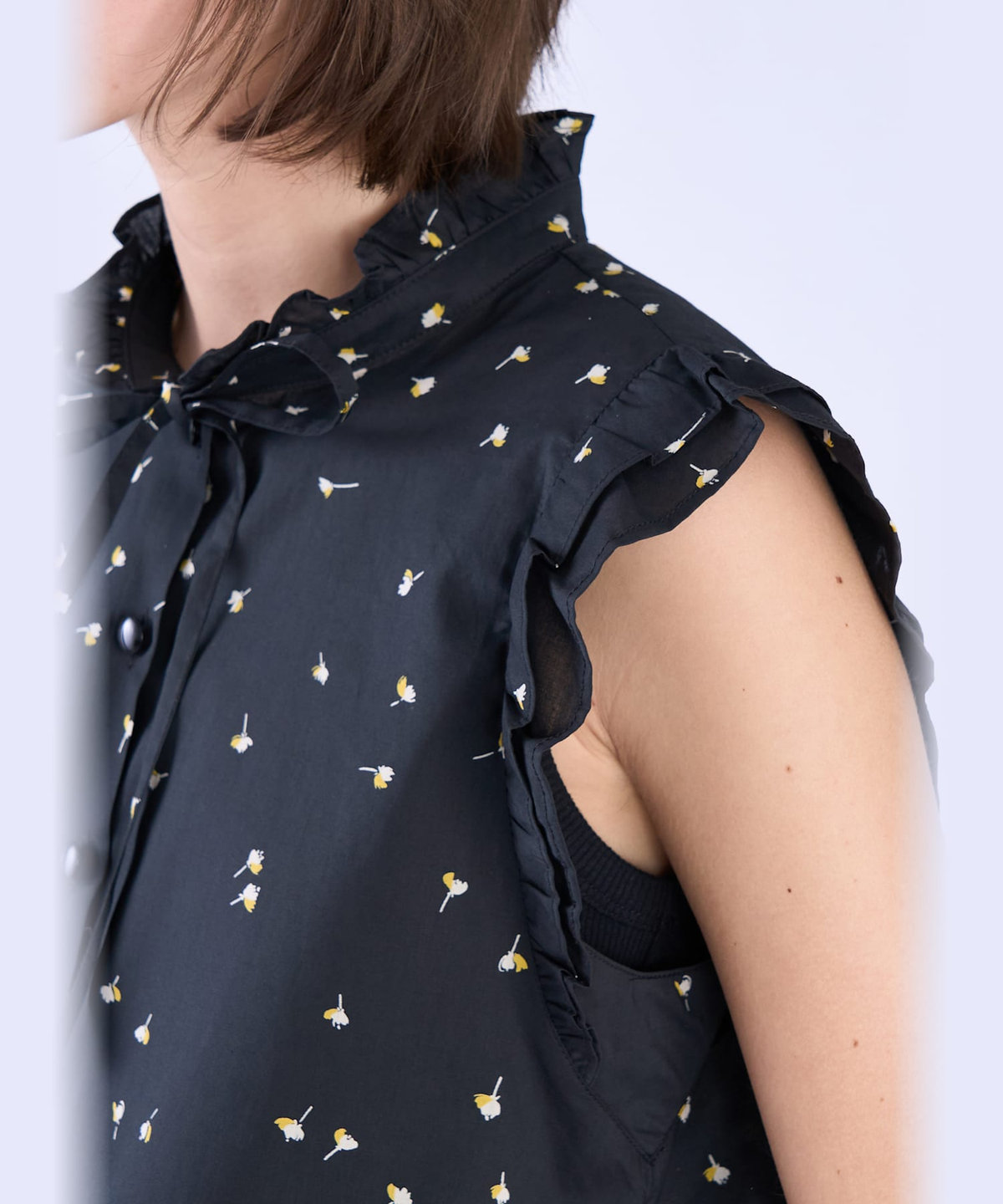 To b. by agnès b. ミニフラワー コットン ノースリーブ フリル ブラウス ブラック