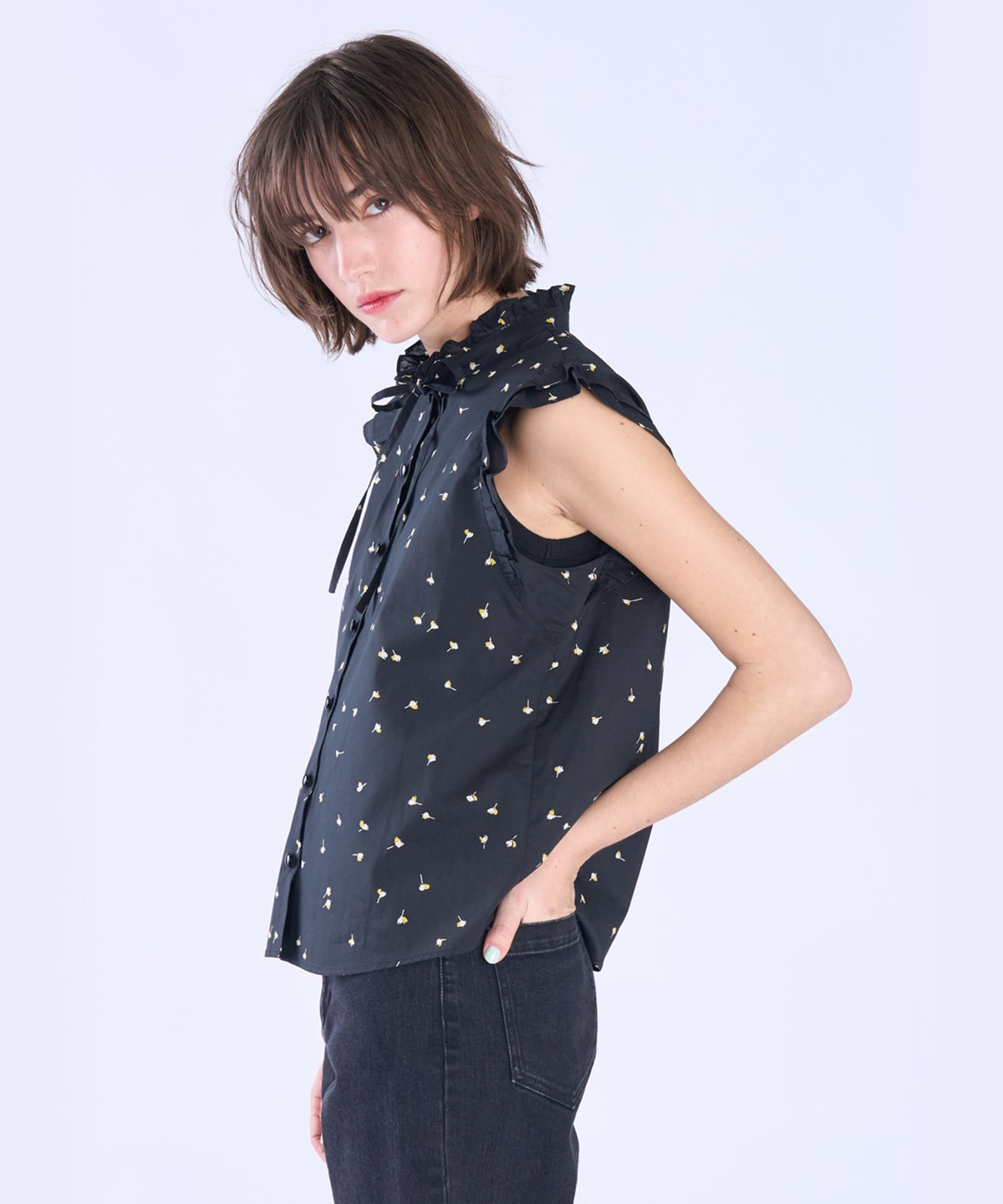 To b. by agnès b. ミニフラワー コットン ノースリーブ フリル ブラウス ブラック