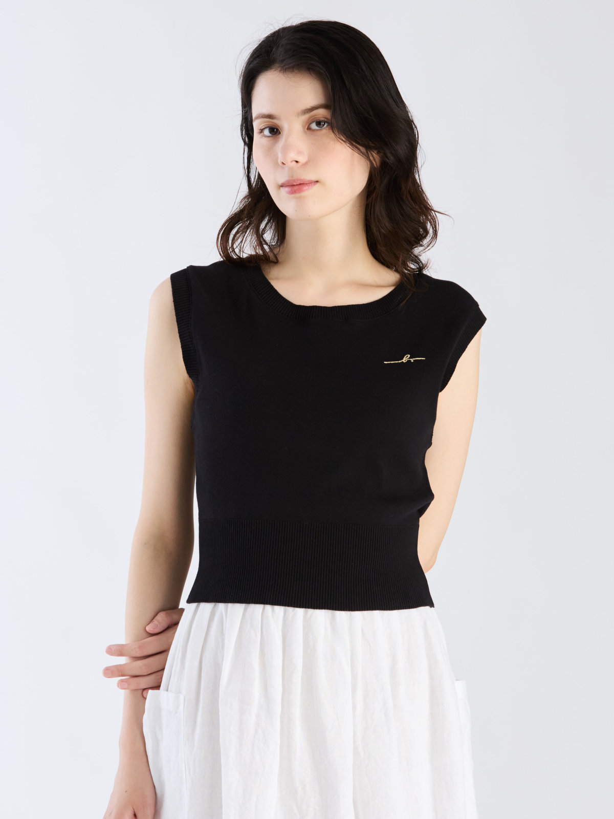 FEMME ウィメンズ 【Outlet】"b." ロゴ刺繍 コットンニット ベスト "Ovaline" ブラック