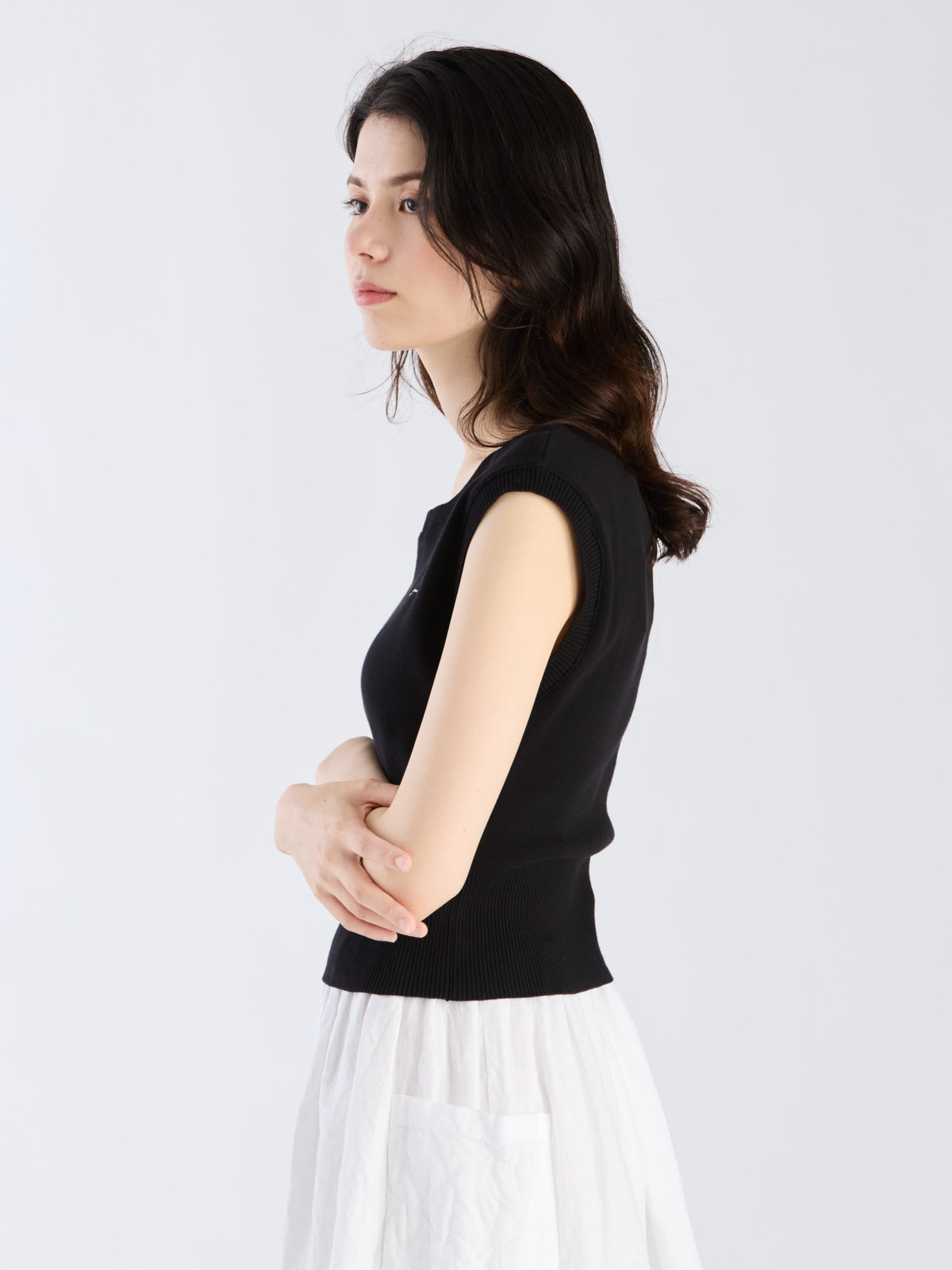 FEMME ウィメンズ 【Outlet】"b." ロゴ刺繍 コットンニット ベスト "Ovaline" ブラック