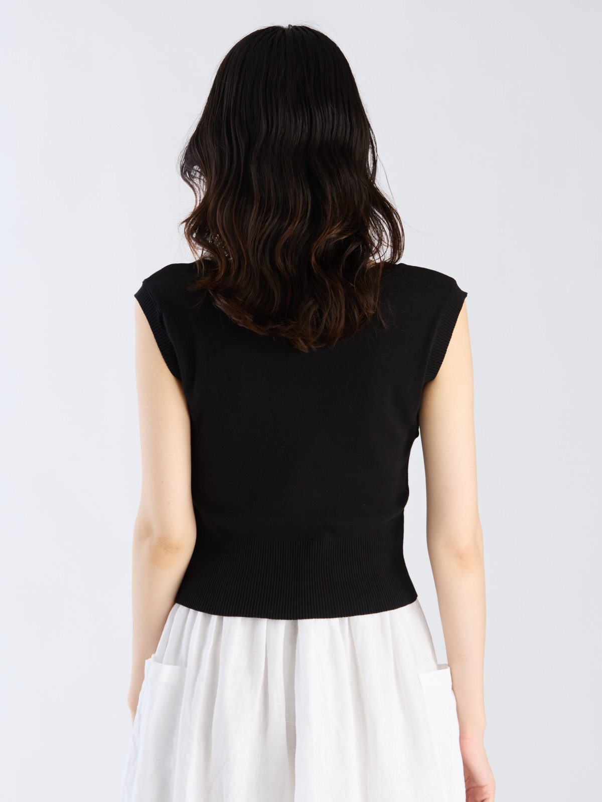 FEMME ウィメンズ 【Outlet】"b." ロゴ刺繍 コットンニット ベスト "Ovaline" ブラック