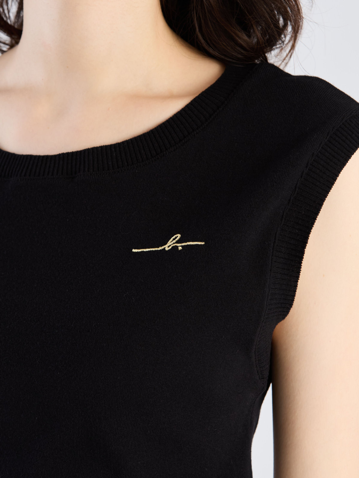 FEMME ウィメンズ 【Outlet】"b." ロゴ刺繍 コットンニット ベスト "Ovaline" ブラック