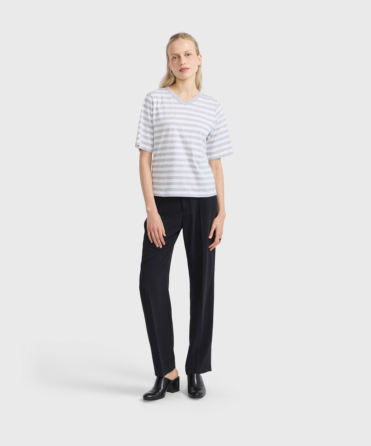 FEMME ウィメンズ 細ボーダー コットン Vネック 半袖 Tシャツ "Raya" グレー