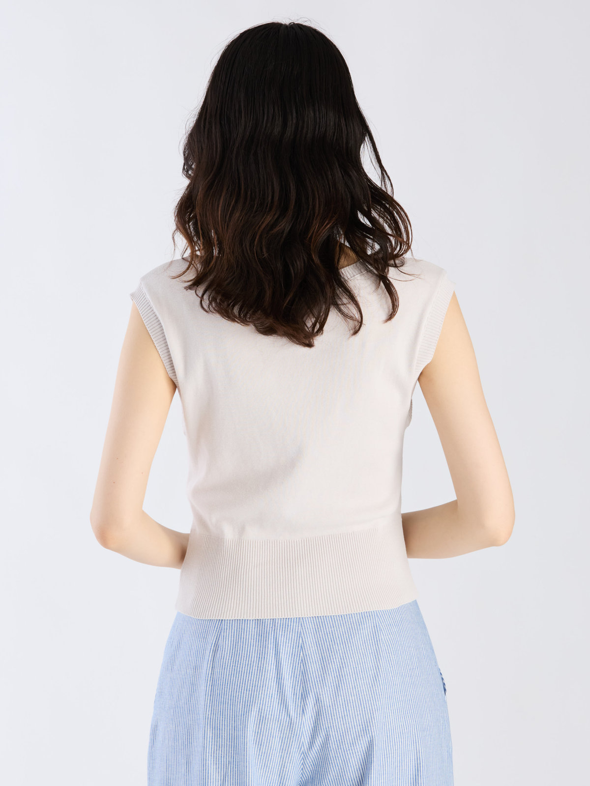 FEMME ウィメンズ 【Outlet】”b.” ロゴ刺繍 コットンニット ベスト ”Ovaline” ベージュ系その他