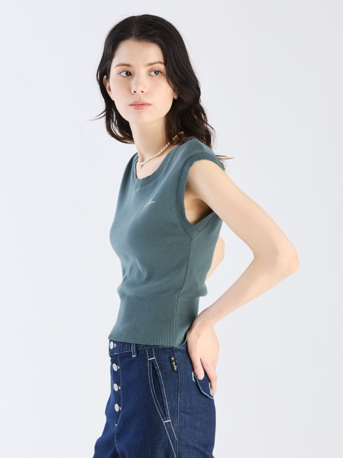 FEMME ウィメンズ 【Outlet】”b.” ロゴ刺繍 コットンニット ベスト ”Ovaline” グリーン