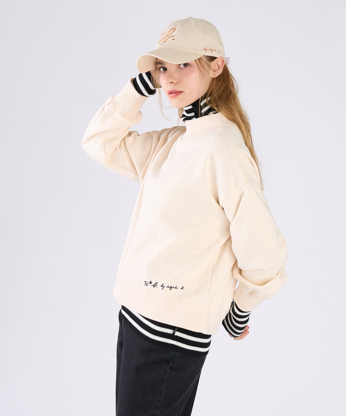 To b. by agnès b. WEBスペシャル ロゴ コットン ボリュームスリーブ スウェットプルオーバー ホワイト