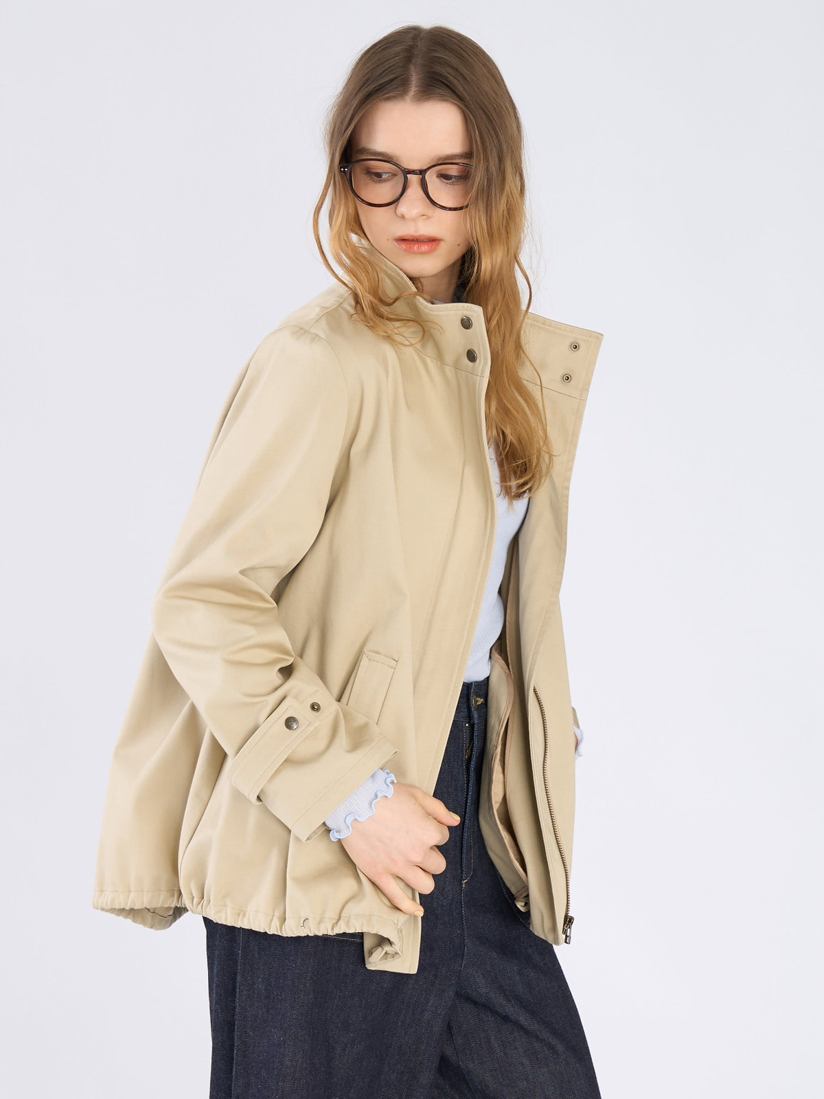 To b. by agnès b. コットン スタンドカラー ジップアップ ショートコート ベージュ