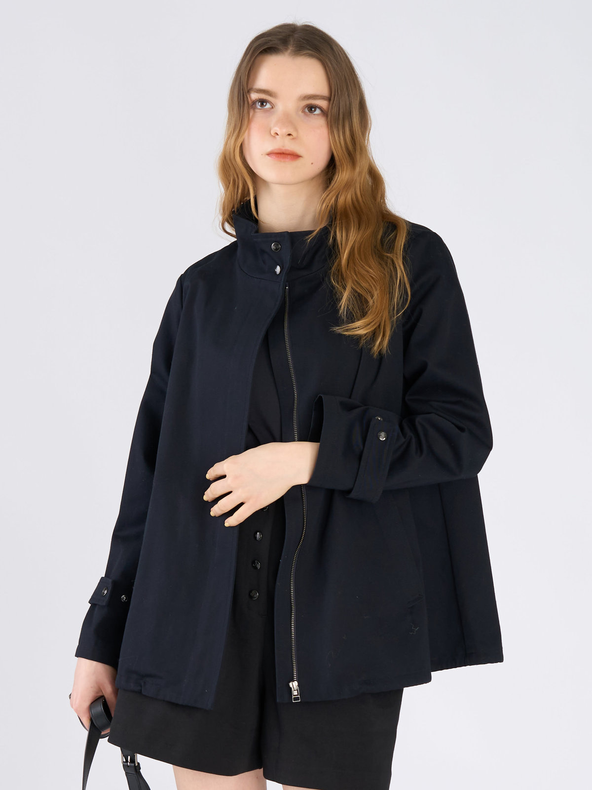 To b. by agnès b. コットン スタンドカラー ジップアップ ショートコート ネイビー