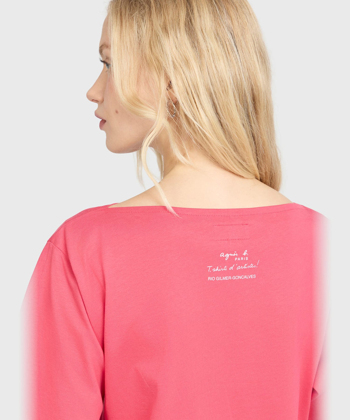 FEMME ウィメンズ プリント コットン 5分袖 アーティスト Tシャツ "Rio Gilmer Goncalves" ピンク