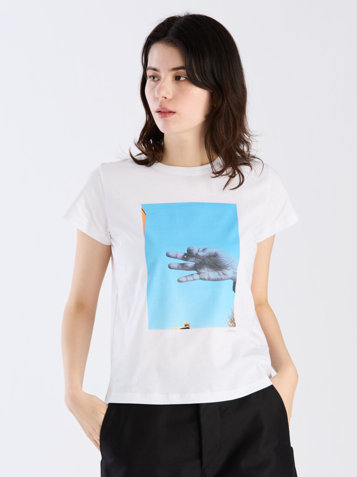 FEMME ウィメンズ プリント コットン 半袖 アーティスト Tシャツ "Jiro Konami" ホワイト