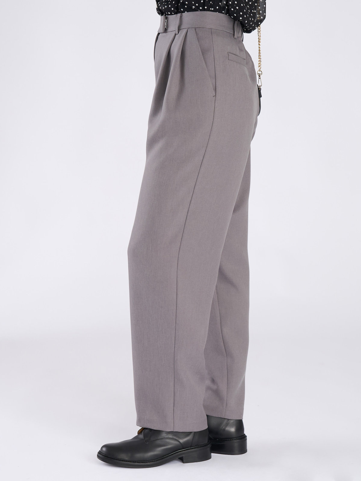 To b. by agnès b. ツイル ストレッチ タックパンツ グレー