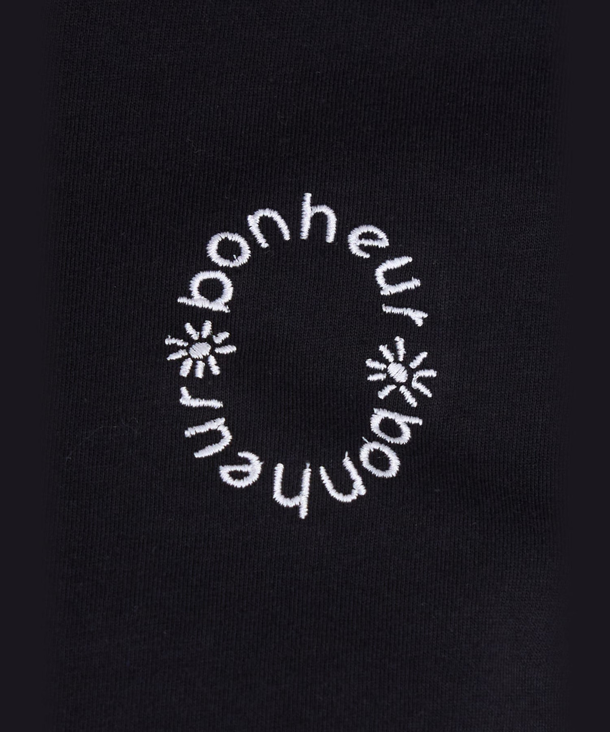 To b. by agnès b. メッセージ 刺繍 コットン 半袖 Tシャツ "Bonheur" ブラック