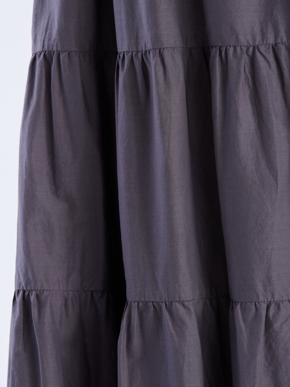 To b. by agnès b. 【Outlet】ブイネックティアードドレス チャコールグレー