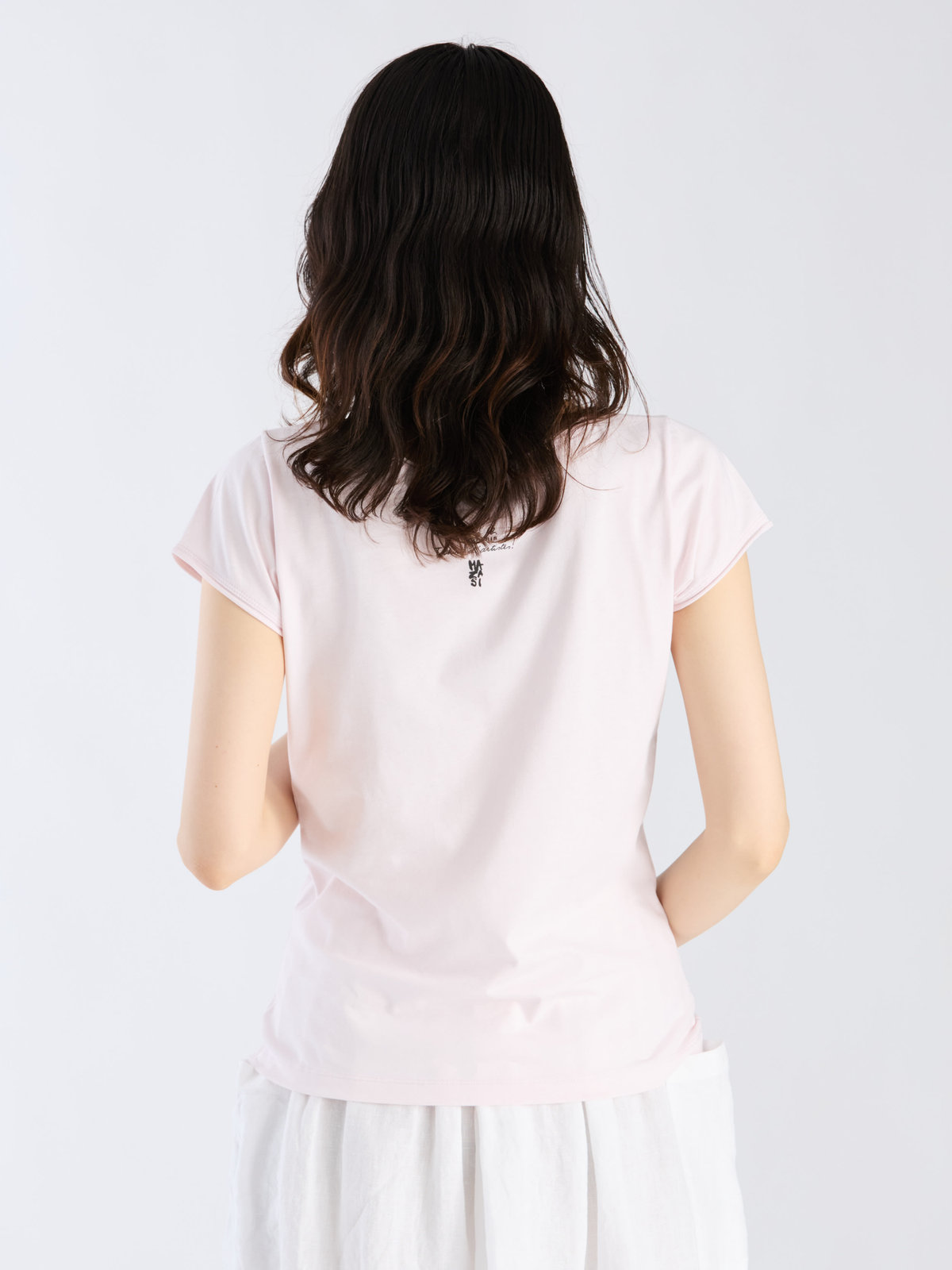 FEMME ウィメンズ コットン プリント 半袖 アーティスト Tシャツ "MAZASI" ピンク系その他