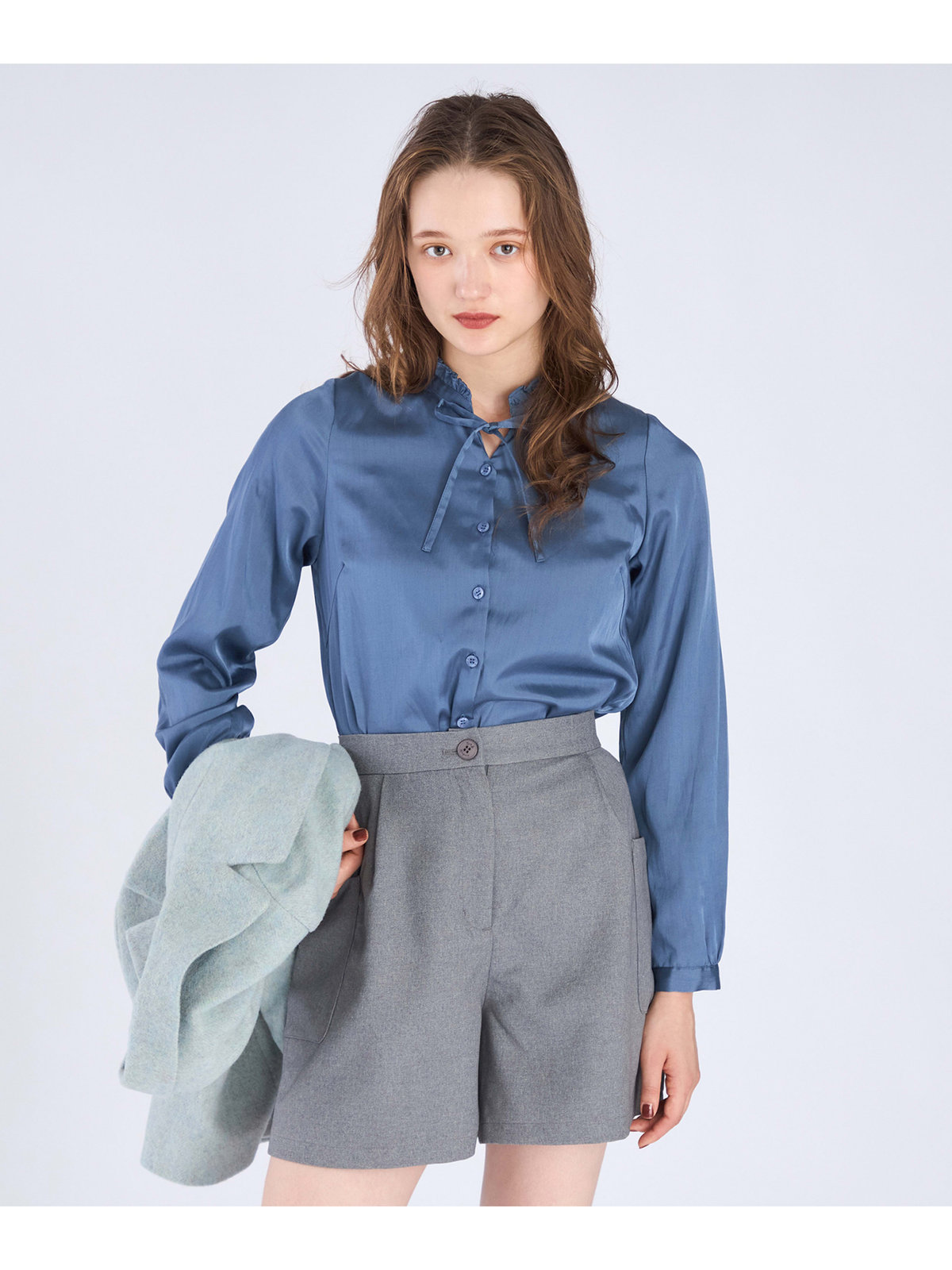 To b. by agnès b. 【Outlet】サテン ロングスリーブ フリル ブラウス ブルー