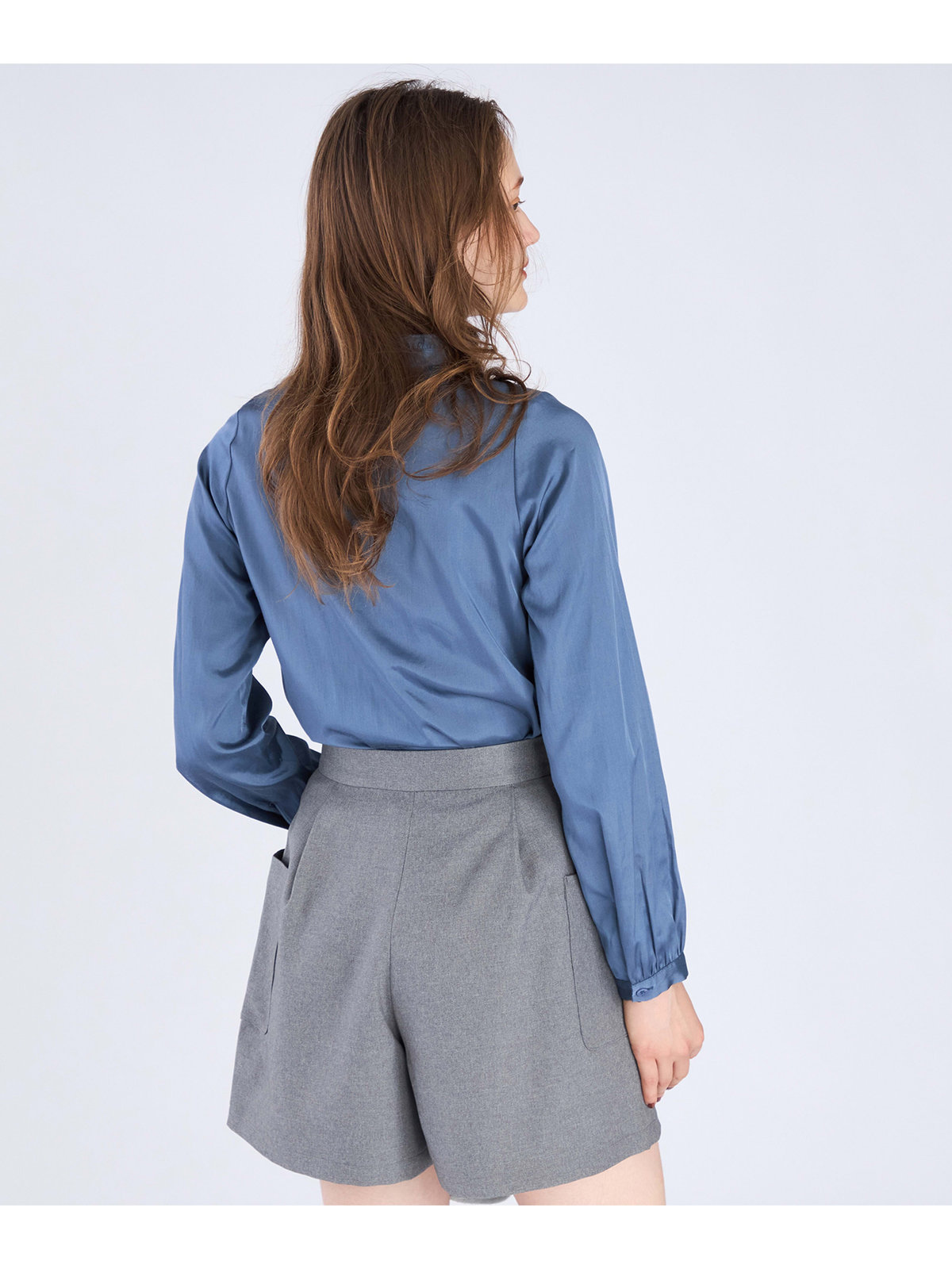 To b. by agnès b. 【Outlet】サテン ロングスリーブ フリル ブラウス ブルー