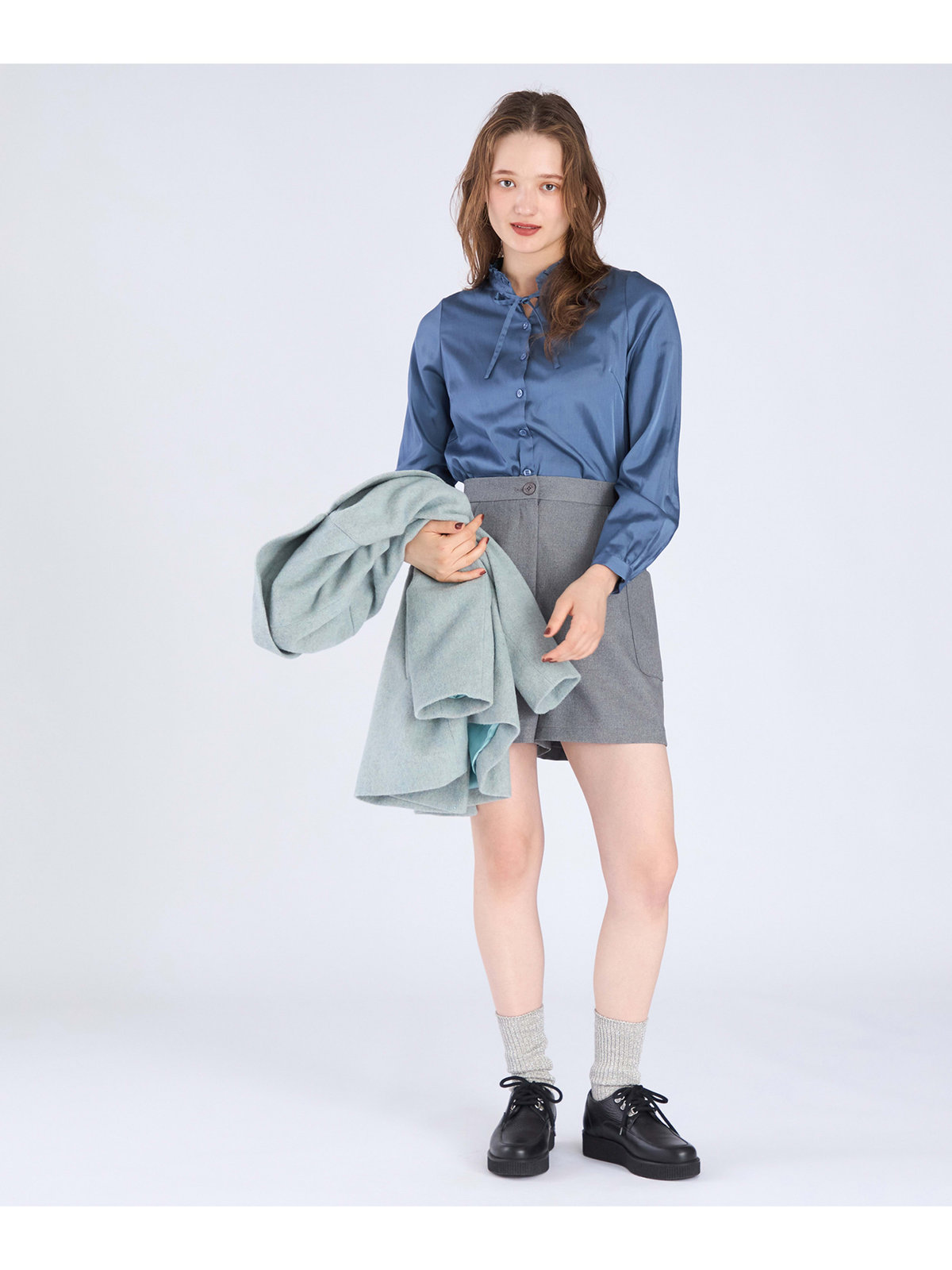 To b. by agnès b. 【Outlet】サテン ロングスリーブ フリル ブラウス ブルー