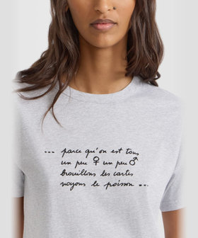 FEMME ウィメンズ メッセージ プリント コットン 半袖 Tシャツ "Parce qu'on est tous …" グレー