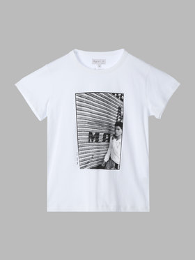 FEMME ウィメンズ コットン フォトプリント 半袖 アーティスト Tシャツ ”Mark Cohen” ホワイト