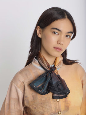 FEMME ウィメンズ agnes b. x Le Louvre フォトプリント シルク スカーフ ”Port de mer au soleil couchant” マルチ