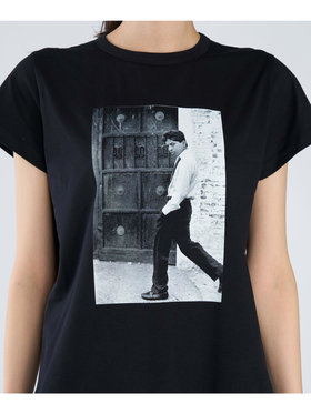 FEMME ウィメンズ コットン フォトプリント 半袖 アーティスト Tシャツ ”Mark Cohen” ブラック