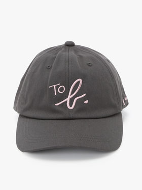 To b. by agnès b. ”To b.” ビッグロゴ 刺繍 キャップ チャコールグレー