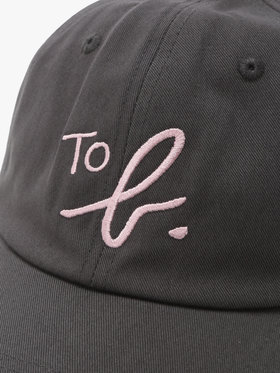 To b. by agnès b. ”To b.” ビッグロゴ 刺繍 キャップ チャコールグレー