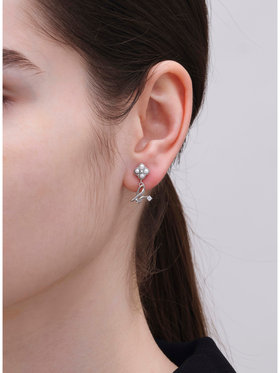 FEMME ウィメンズ "b."ロゴ フラワーモチーフ パール ピアス "Double bloom" シルバー