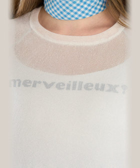 To b. by agnès b. メッセージプリント半袖 ラメプルオーバー "MERVEILLEUX!" ホワイト