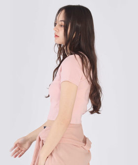 To b. by agnès b. "To b."ロゴ コットン 半袖 クロップド Tシャツ ペールピンク