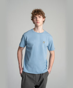 HOMME メンズ SPORT b.  オーガニックコットン 半袖 Tシャツ "Hugging Dino" ライトブルー