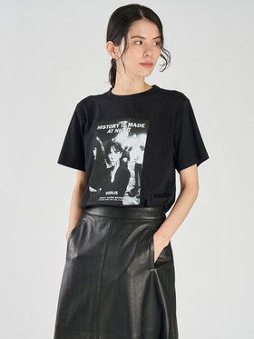 FEMME ウィメンズ コットン プリント 半袖 アーティスト Tシャツ "Godlis" ブラック