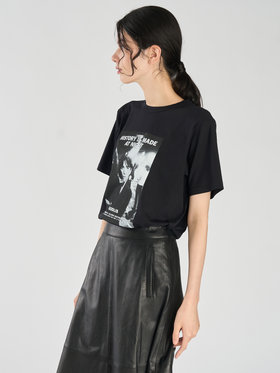 FEMME ウィメンズ コットン プリント 半袖 アーティスト Tシャツ "Godlis" ブラック