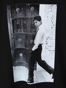 HOMME メンズ メンズ プリント コットン 半袖 アーティスト Tシャツ ”Mark Cohen” ブラック