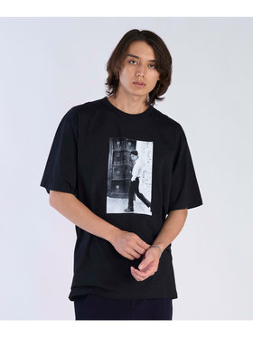 HOMME メンズ メンズ プリント コットン 半袖 アーティスト Tシャツ ”Mark Cohen” ブラック