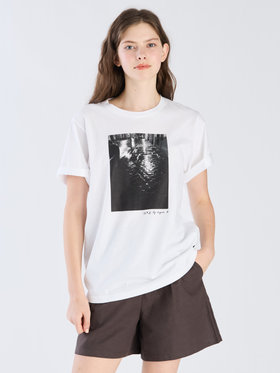 To b. by agnès b. 【Outlet】To b. by agnes b.× green label relaxing オーガニックコットン フォトプリント Tシャツ ホワイト