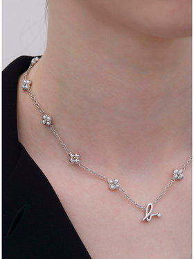 FEMME ウィメンズ "b."ロゴ フラワーモチーフ パール ネックレス "Double bloom" シルバー