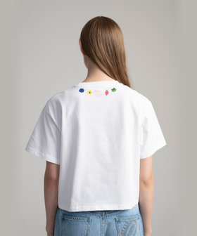 FEMME ウィメンズ SPORT b. プリント コットン 半袖 クロップドTシャツ "Jessica Ng" ホワイト