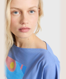 FEMME ウィメンズ プリント コットン 5分袖 アーティスト Tシャツ "Rio Gilmer Goncalves" ブルー
