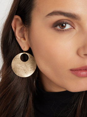 FEMME ウィメンズ 【Outlet】スクラッチ加工 ラウンドメダイ ピアス "Lotus" ゴールド