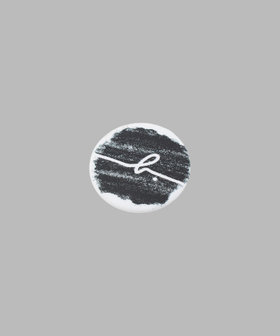 FEMME ウィメンズ スモール "b."ロゴ スチール ピンバッジ マルチ