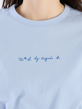 To b. by agnès b. 【Outlet】ロゴ プリント コットン マカロン Tシャツ ライトブルー