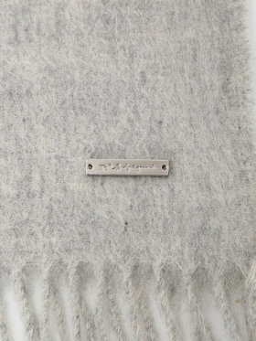 To b. by agnès b. 【Outlet】ロゴプレート カシミヤ ウール マフラー ライトグレー