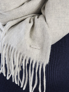 To b. by agnès b. 【Outlet】ロゴプレート カシミヤ ウール マフラー ライトグレー