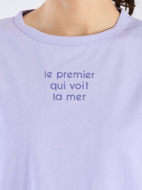 To b. by agnès b. 【Outlet】メッセージ プリント 半袖 Tシャツ "Le premier qui voit la mer" パープル